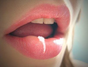 Boca de mulher com um pingo de porra