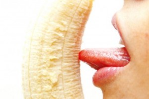 Sexo oral: mulher lambe uma banana
