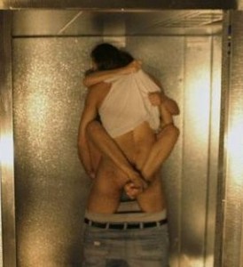 Casal que transa no elevador